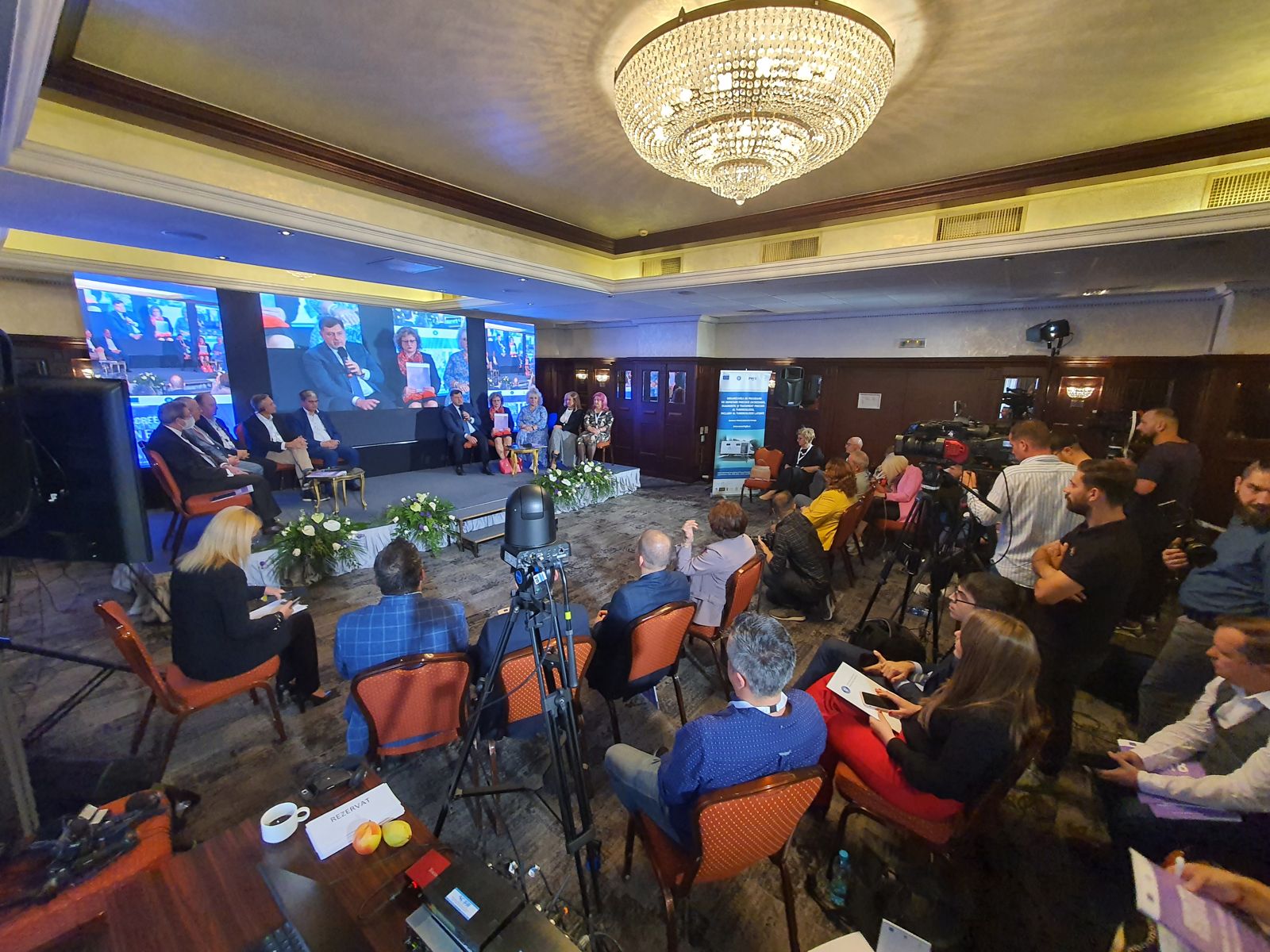 Panel transmis hibrid la un congres medical, cu ecran LED și camere de filmare